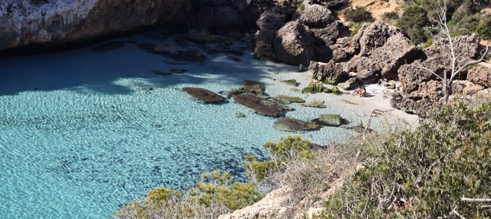 Lancha semirrígida en una cala de aguas turquesa en la costa de Mallorca