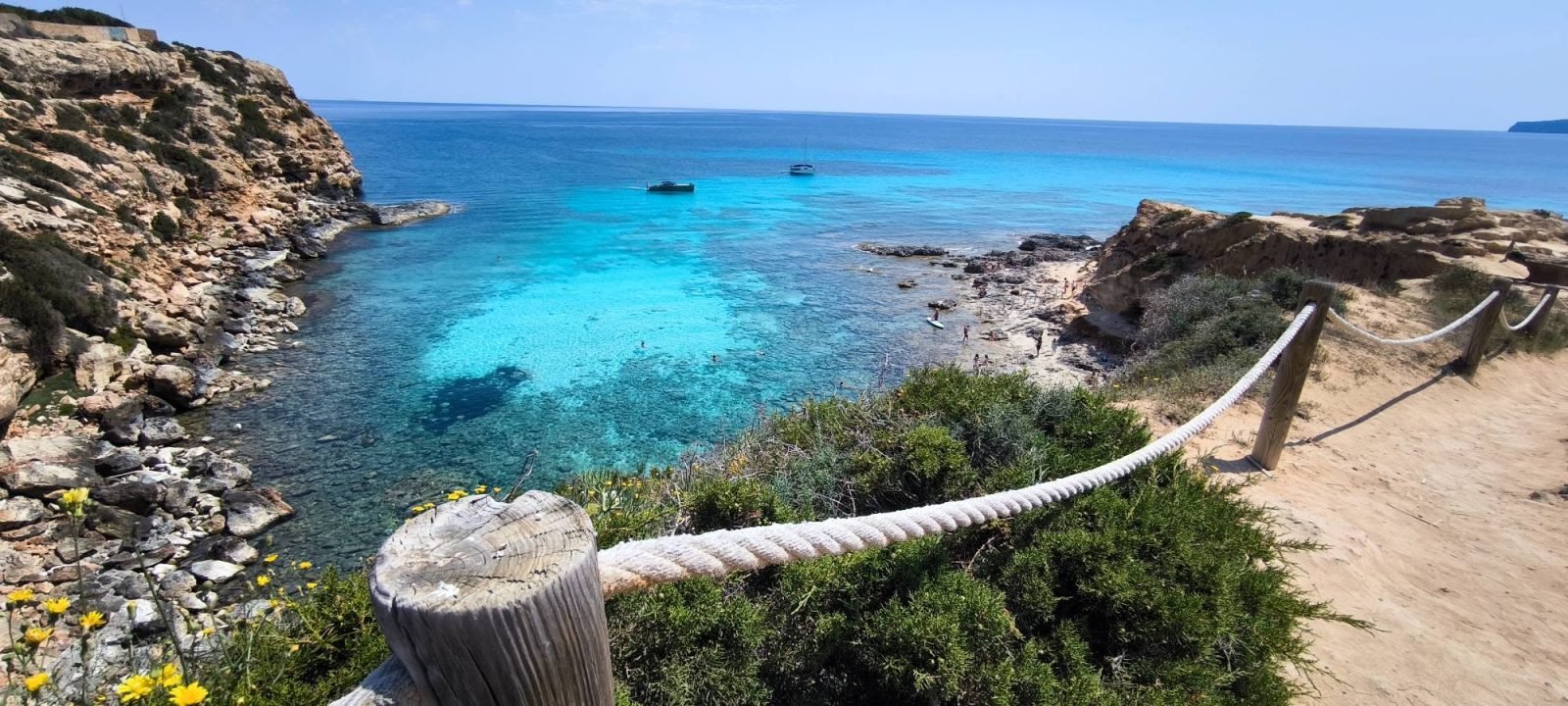 Barcas fondeadas en aguas turquesa, estampa típica de Formentera
