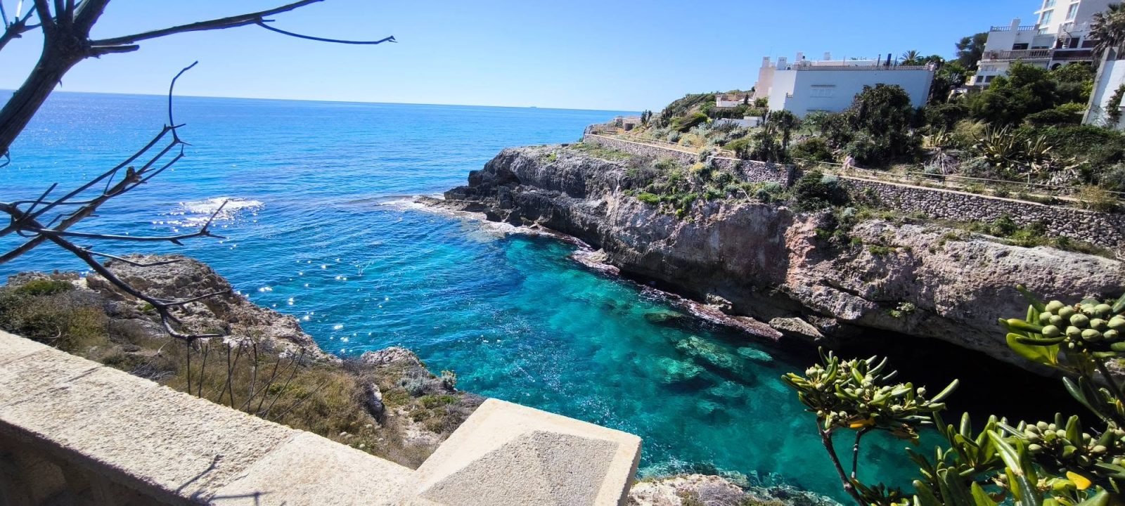 Cala de aguas cristalinas como las que se disfrutan en Menorca