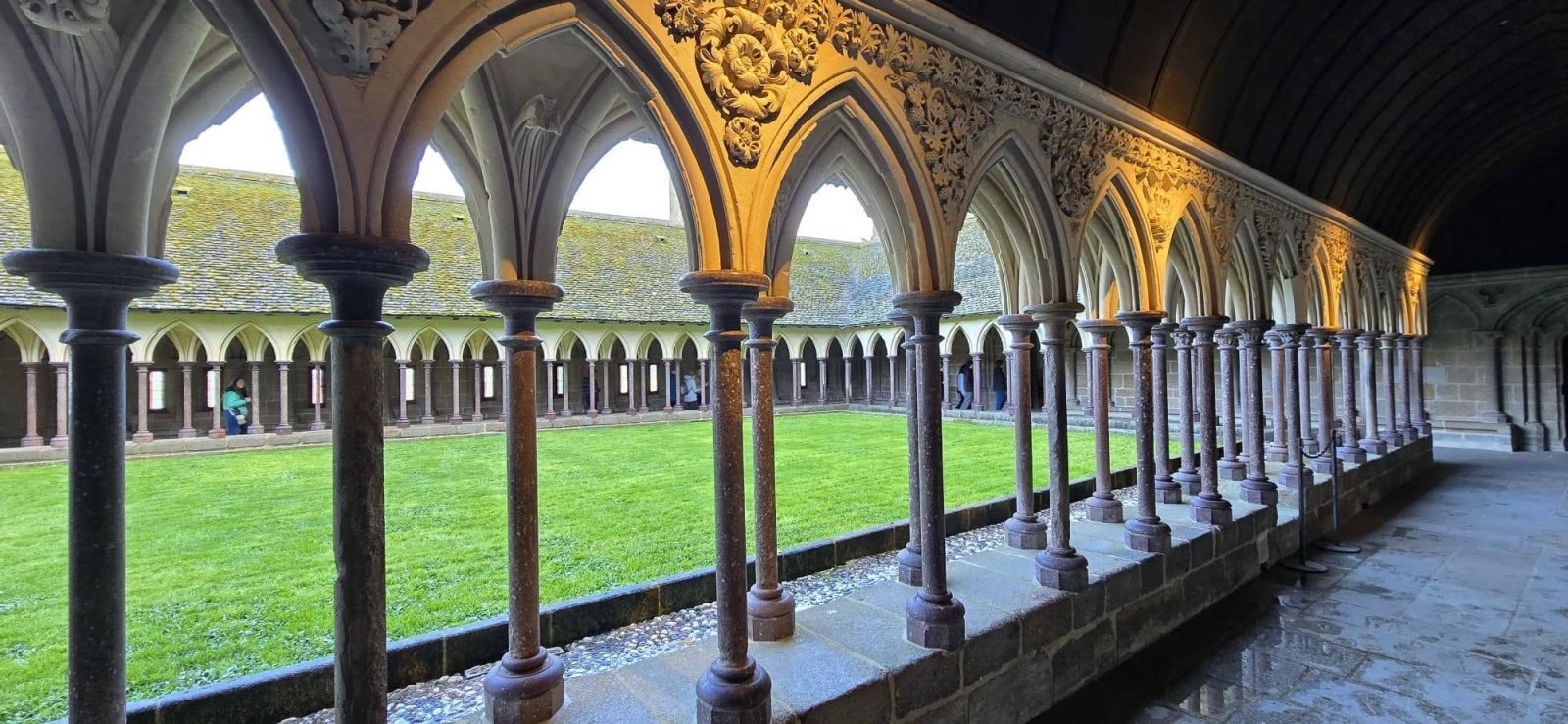 Claustro gótico de Mont-Saint-Michel, uno de los viajes del grupo